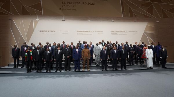Владимир Путин во время совместного фотографирования с главами делегаций - участниками II Саммита Россия - Африка