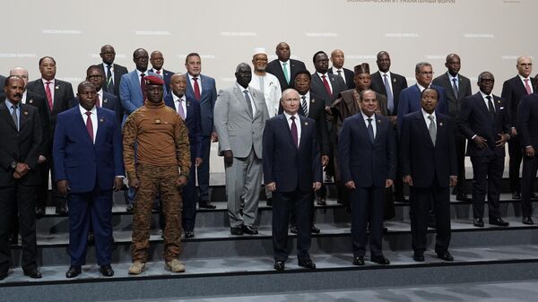 Президент РФ Владимир Путин во время совместного фотографирования с главами делегаций - участниками II Саммита Россия - Африка в Санкт-Петербурге