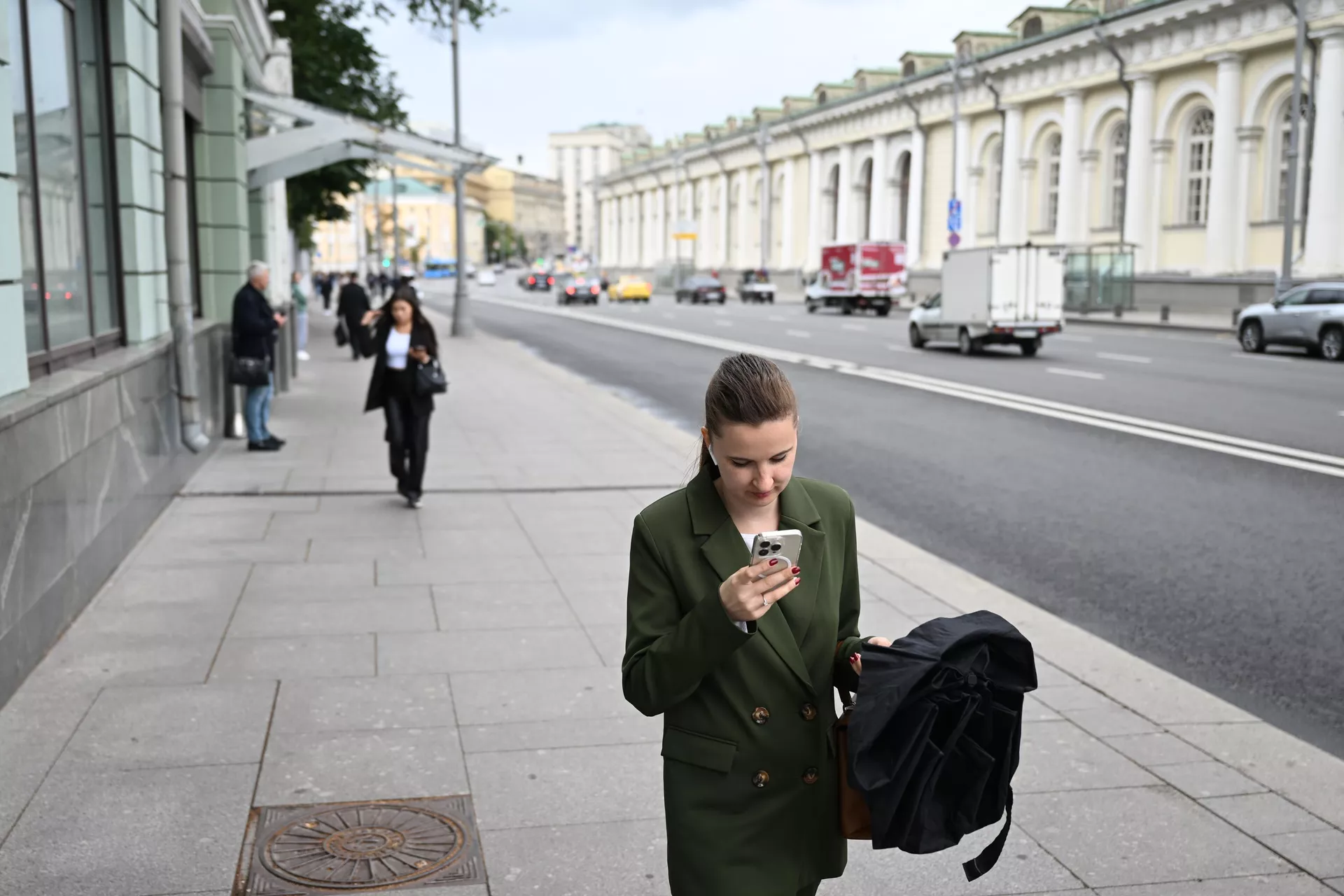 Девушка идет по улице в центре Москвы Девушка идет по улице в центре Москвы - РИА Новости, 1920, 28.07.2023