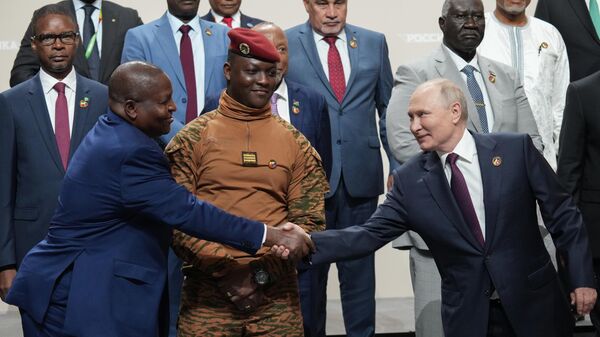 Владимир Путин во время фотографирования с главами делегаций — участниками II саммита Россия — Африка