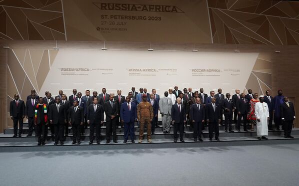Президент РФ Владимир Путин во время совместного фотографирования с главами делегаций - участниками II Саммита Россия - Африка в Санкт-Петербурге