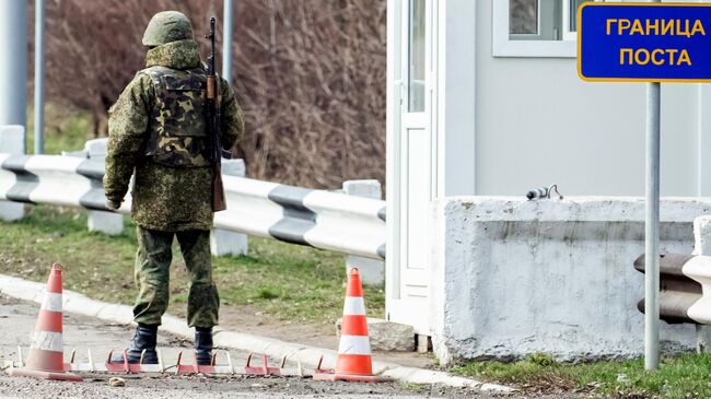 Миротворец на блок посту в районе Вадул-луй-Водэ в Приднестровье