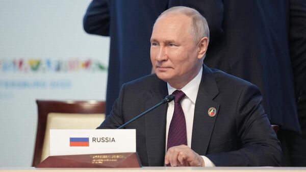 Президент РФ Владимир Путин на пленарном заседании II Саммита Россия - Африка в Санкт-Петербурге