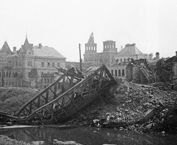 Взорванный немцами мост через Оку