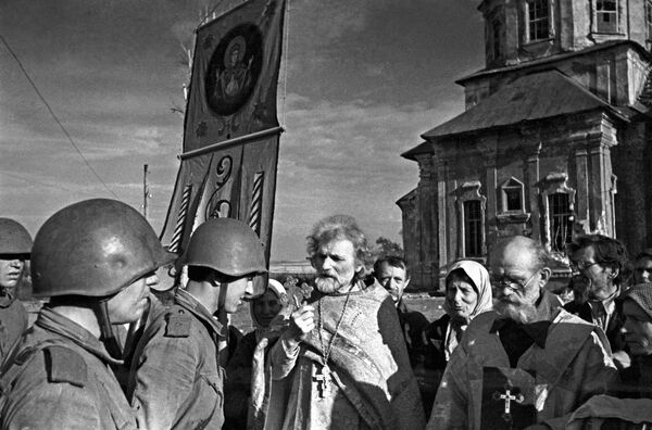 Встреча солдат после битвы на Курской дуге