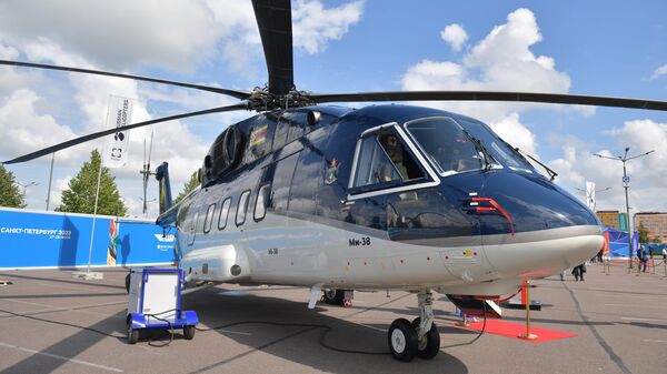 Вертолет МИ-38, подаренный президенту Зимбабве Эммерсону Мнангагве, в конгрессно-выставочном центре Экспофорум