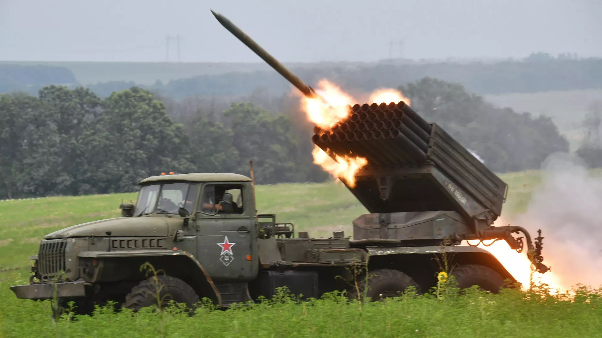 Sistema de cohetes de lanzamiento múltiple BM-21 Grad en el área de la operación especial - RIA Novosti, 1920, 13.08.2023