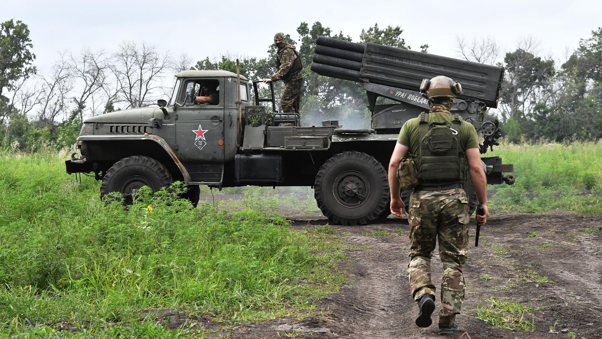 Реактивная система залпового огня БМ-21 Град в зоне проведения спецоперации - РИА Новости, 1920, 21.07.2024