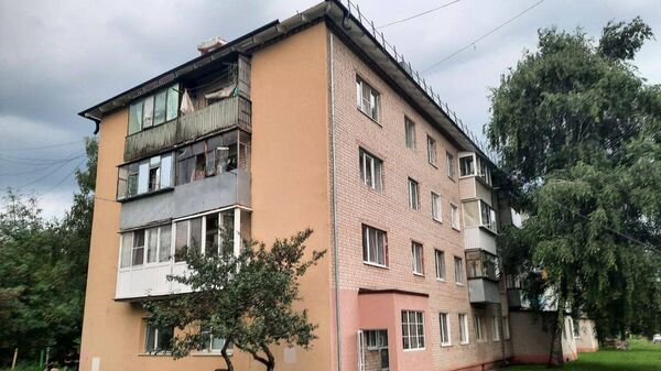 Дом, где проходили работы по замене кровли в городе Строитель Белгородской области