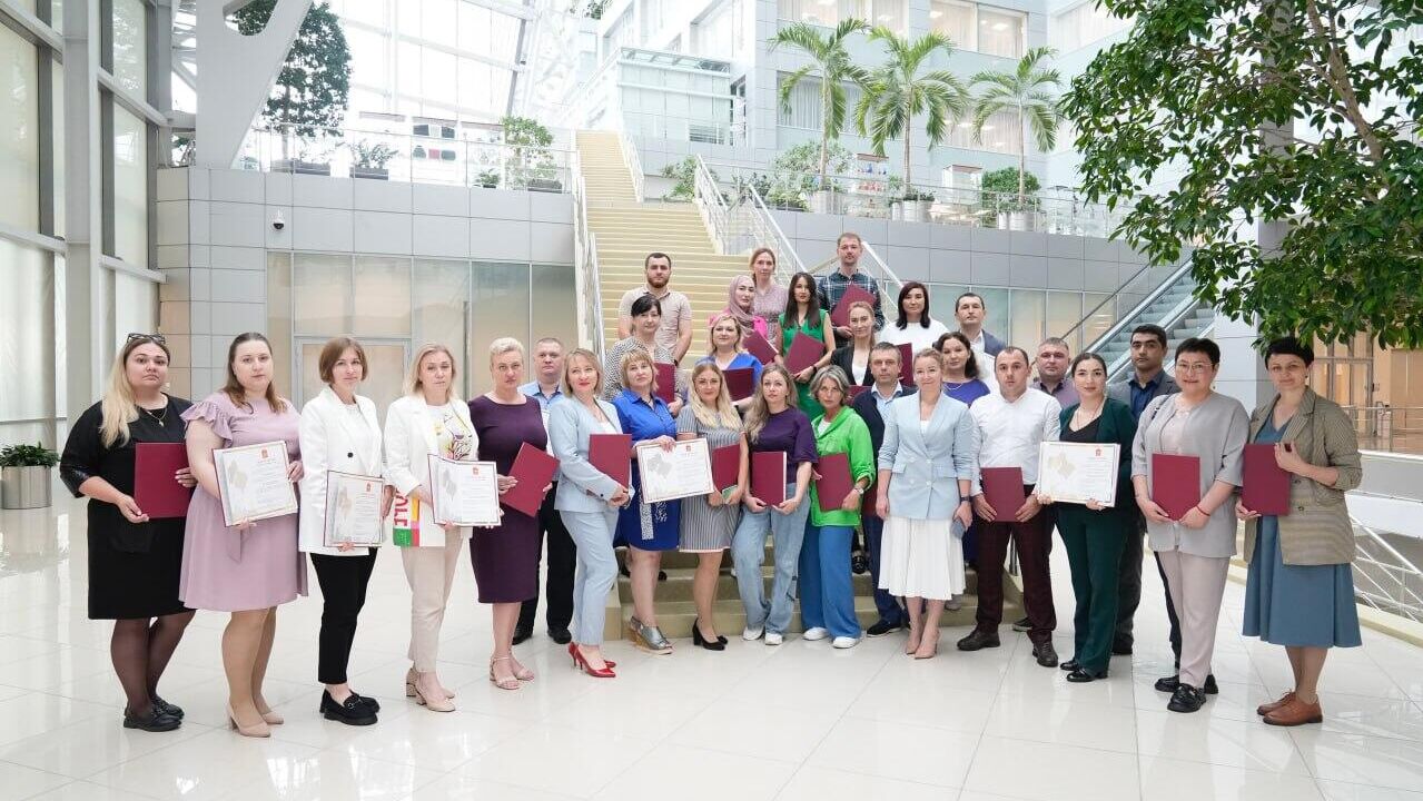 Подмосковным медработникам вручили еще 38 сертификатов на соципотеку Подмосковным медработникам вручили еще 38 сертификатов на соципотеку - РИА Новости, 1920, 28.07.2023