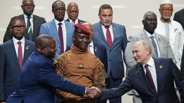 Президент РФ Владимир Путин во время совместного фотографирования с главами делегаций — участниками II саммита Россия — Африка в Санкт-Петербурге