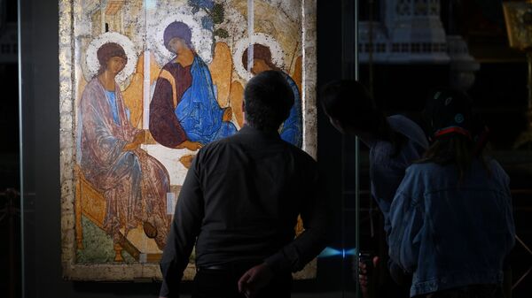 Сотрудники Государственной Третьяковской галереи осматривают икону Святая Троица Андрея Рублева