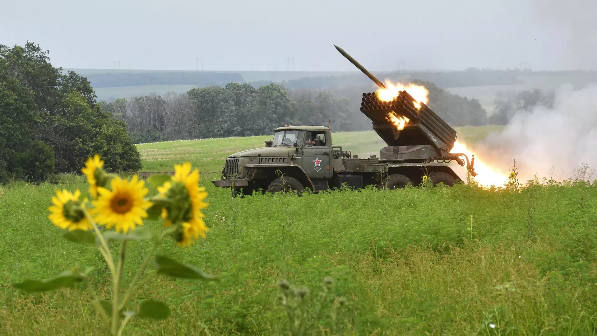 Реактивная система залпового огня РСЗО БМ-21 Град 1-й гвардейской танковой армии Западной группировки войск выполняет боевое задание на огневой позиции на Сватовско-Кременном направлении специальной военной операции - РИА Новости, 1920, 24.08.2023