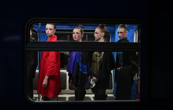 Модели в вагоне тематического поезда Мода на станции Воробьевы горы Московского метрополитена