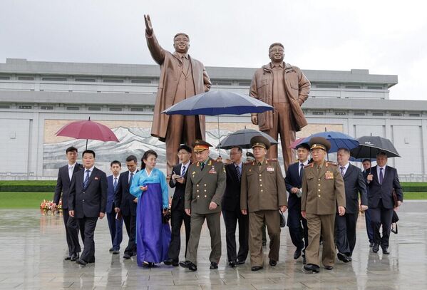 Министр обороны Российской Федерации Сергей Шойгу на церемонии возложения цветов к монументам Ким Ир Сена и Ким Чен Ира на холме Мансу в Пхеньяне