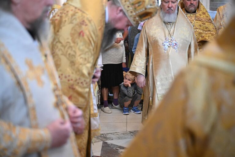 Мальчик во время торжественного богослужения в храме святых первоверховных апостолов Петра и Павла в поселке Прохоровка Белгородской области в честь 80-летия со дня Прохоровского танкового сражения в годы Великой Отечественной войны