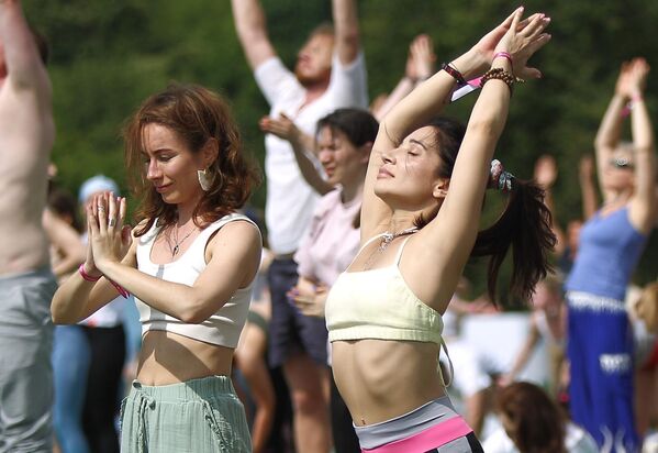 Участницы массовой медитации от Relax FM во время Международного дня йоги на территории музея-заповедника Царицыно в Москве