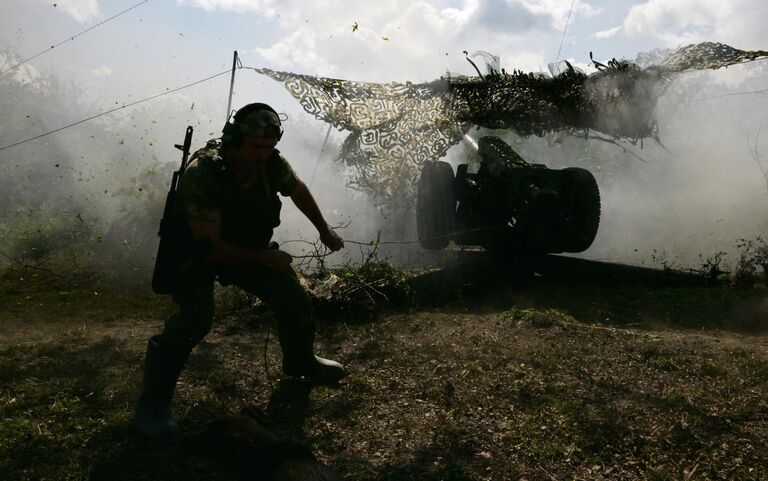 Военнослужащий 2-го армейского корпуса Южной группировки войск ведет огонь агитационными снарядами из гаубицы Д-30 по позициям ВСУ