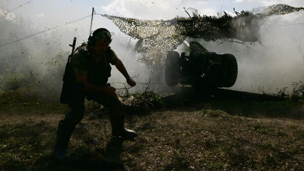 Военнослужащий 2-го армейского корпуса Южной группировки войск ведет огонь