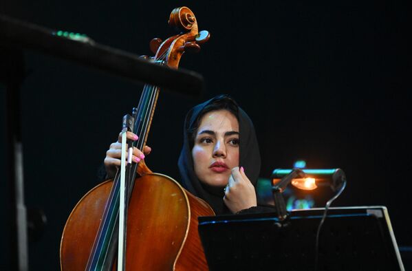 Музыкант Национального оркестра Ирана выступает на сцене Государственного академического Малого театра России