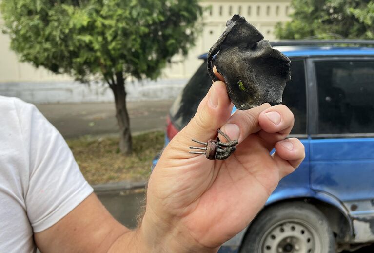 Фрагмент переоборудованной в ударный вариант зенитной ракетой комплекса ПВО С-200 ВСУ на одной из улиц Таганрога