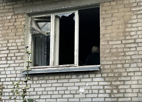 Выбитые в результате взрыва стекла в окнах жилого дома на одной из улиц Таганрога