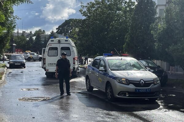 Сотрудники полиции и скорой помощи неподалеку от места взрыва в Таганроге