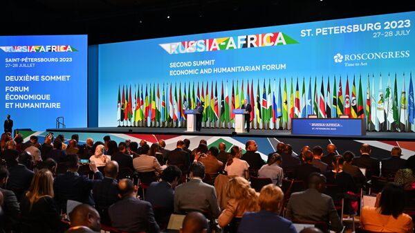 Президент РФ Владимир Путин и председатель Африканского союза, президент Союза Коморских островов Азали Ассумани выступают с заявлением для СМИ по итогам II Саммита Россия - Африка