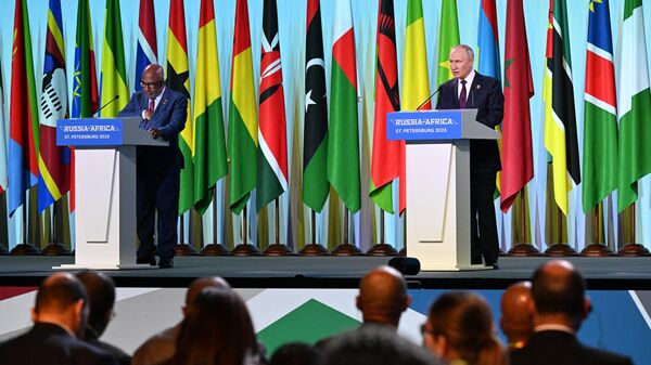 Президент РФ Владимир Путин и председатель Африканского союза, президент Союза Коморских островов Азали Ассумани выступают с заявлением для СМИ по итогам II Саммита Россия - Африка