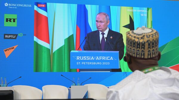 Трансляция выступления президента РФ Владимира Путина с заявлением для СМИ по итогам II Саммита Россия - Африка