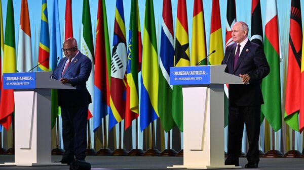 Президент России Владимир Путин и председатель Африканского союза, президент Союза Коморских островов Азали Ассумани выступают с заявлением для СМИ по итогам II Саммита Россия - Африка
