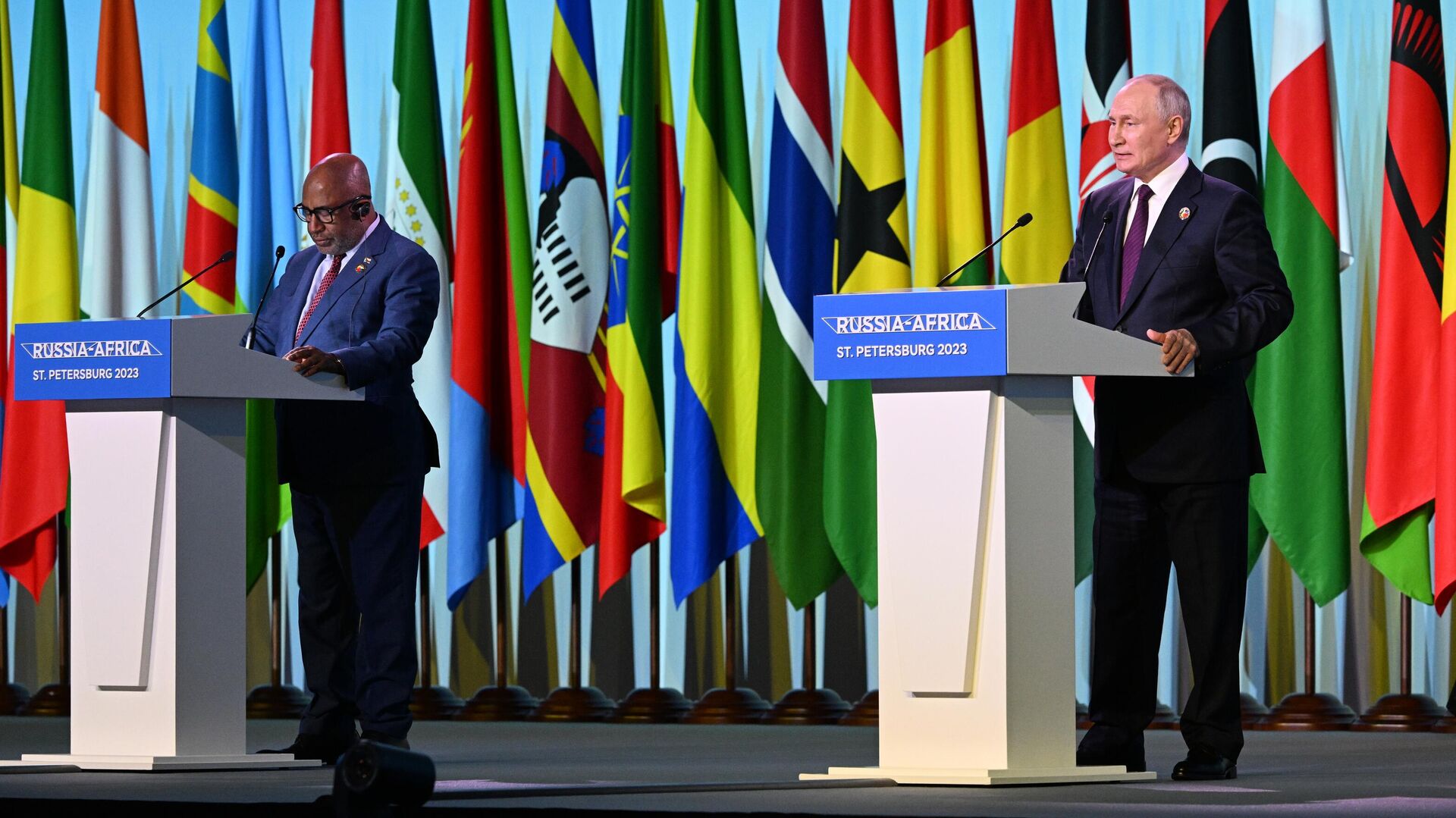 Владимир Путин и Азали Ассумани выступают с заявлением для СМИ по итогам II Саммита Россия - Африка - РИА Новости, 1920, 28.07.2023