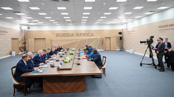 Президент РФ Владимир Путин и президент Центральноафриканской Республики Фостен Арканж Туадера проводят встречу на полях II Саммита Россия - Африка