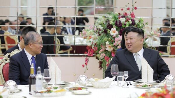 Лидер КНДР Ким Чен Ын во время приема для партийно-правительственной делегации КНР