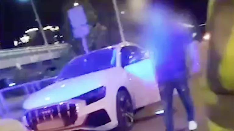 Задержание водителя Audi, устроившего стрельбу в Волгограде. Кадр видео Задержание водителя Audi, устроившего стрельбу в Волгограде. Кадр видео