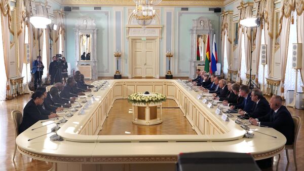 Президент РФ Владимир Путин и президент Гвинеи-Бисау, председатель Экономического сообщества стран Западной Африки Умару Сисоку Эмбало во время встречи