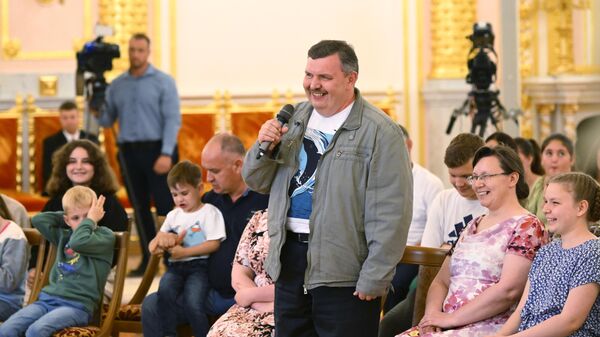 Семьи, награжденные орденом Родительская слава, во время беседы в режиме видеоконференции с президентом РФ Владимиром Путиным