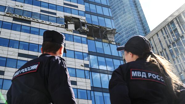 Сотрудники полиции у поврежденного здания делового центра Москва-сити