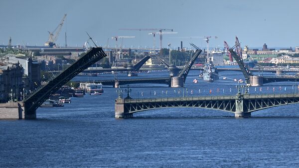 Разведенные мосты на Неве перед началом Главного военно-морского парада в честь Дня ВМФ РФ в Санкт-Петербурге