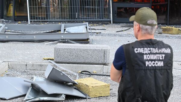 Сотрудник Следственного комитета России у поврежденного здания делового центра Москва-Сити