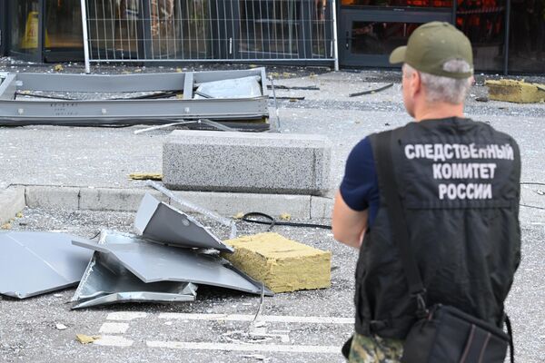 Сотрудник Следственного комитета РФ у поврежденного здания делового центра Москва-сити