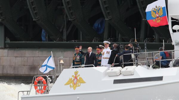 Президент России Владимир Путин на параде в честь дня ВМФ