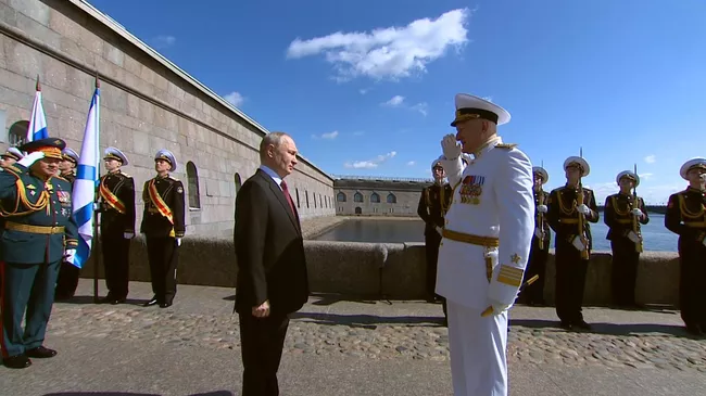 Путин прибыл на парад ВМФ