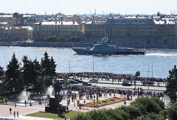 Малый ракетный корабль Советск на Главном военно-морском параде в честь Дня ВМФ РФ в Санкт-Петербурге
