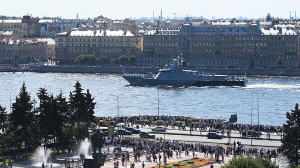 Малый ракетный корабль Советск на Главном военно-морском параде в честь Дня ВМФ РФ в Санкт-Петербурге