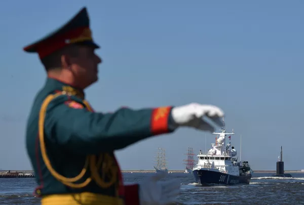 Дирижер военного оркестра на параде, посвященном Дню Военно-морского флота в Кронштадт Дирижер военного оркестра на параде, посвященном Дню Военно-морского флота в Кронштадт