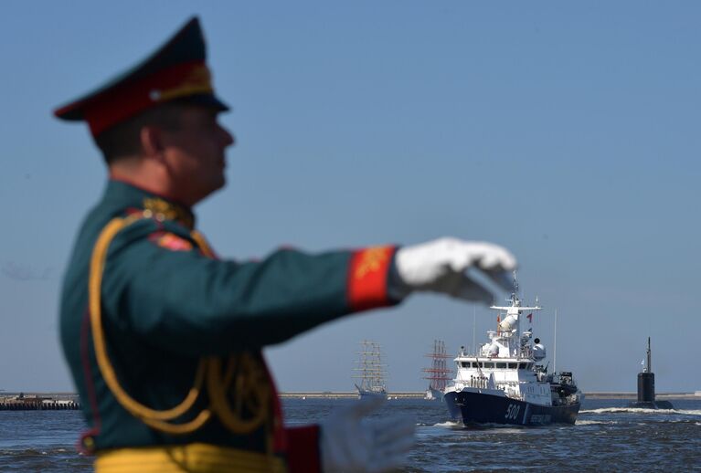 Дирижер военного оркестра на параде, посвященном Дню Военно-морского флота в Кронштадт