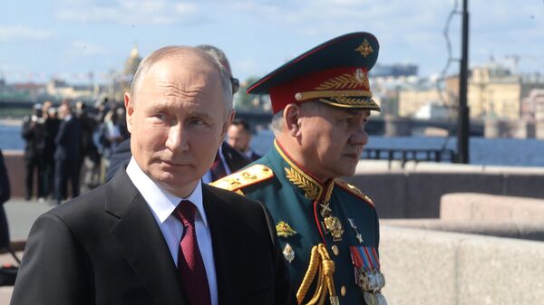 Президент РФ, верховный главнокомандующий Владимир Путин на Главном военно-морском параде по случаю Дня Военно-морского флота РФ