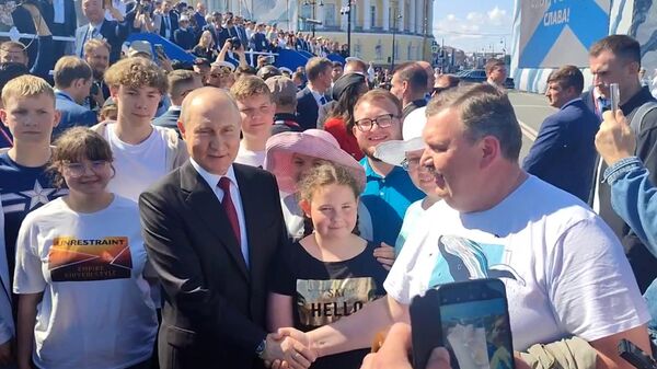 Встреча Путина с многодетной семьей из Магадана на параде ВМФ России