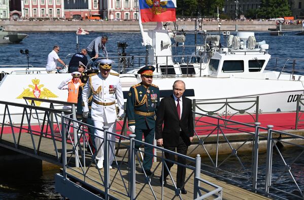  Президент РФ, верховный главнокомандующий Владимир Путин на Главном военно-морском параде по случаю Дня Военно-морского флота РФ